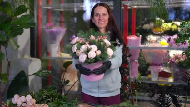Florionista Sorridente Confiante Estiramento Buquê Olhando Para Câmera Retrato Mulher — Vídeo de Stock