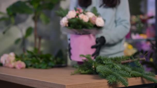 Desfocado Florista Irreconhecível Estiramento Buquê Com Ramos Verdes Flores Rosa — Vídeo de Stock