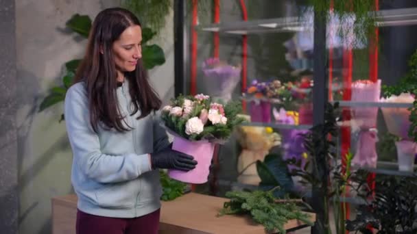 Mulher Positiva Esquerda Loja Flores Admirando Buquê Olhando Para Câmera — Vídeo de Stock