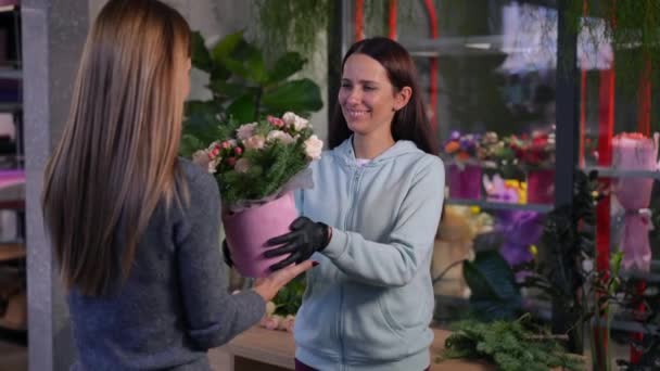 Souriant Vendeur Passant Bouquet Acheteur Croisant Les Mains Ralenti Regardant — Video