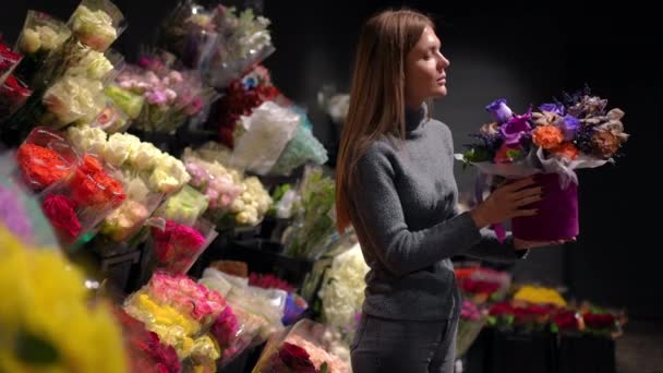 Yan Gören Kadın Çiçek Dükkanında Ağır Çekimde Hapşıran Buket Kokusu — Stok video