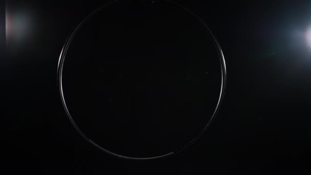 Vzduchový Obruč Visící Černém Pozadí Podsvíceným Světlem Letecké Gymnastické Vybavení — Stock video