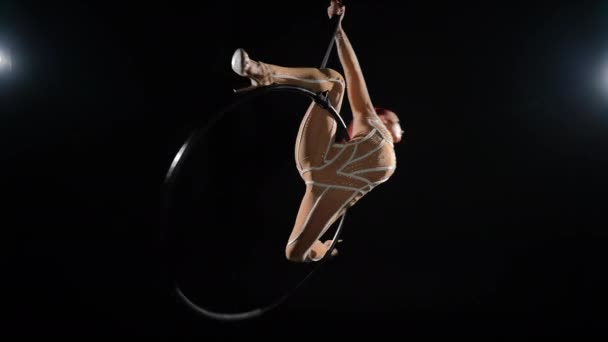 Large Shot Magnifique Rousse Femme Flexible Dans Fente Latérale Tournant — Video