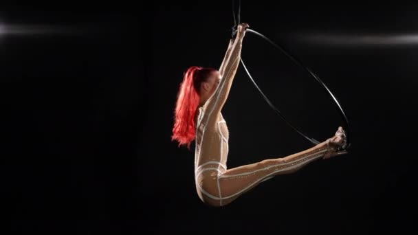 Široký Záběr Flexibilní Mladá Žena Ohýbající Vzduchu Obruč Černém Pozadí — Stock video