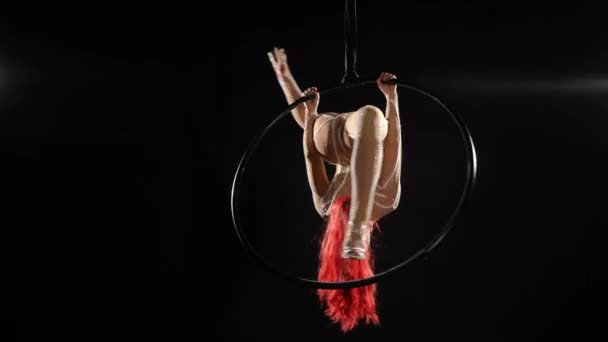 Wide Shot Slim Young Woman Spinning Air Hoop Upside Split — Stock Video