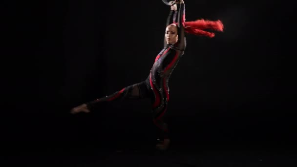 有信心的专业空中体操运动员手握气圈旋转的宽镜头肖像 在黑人背景下表演当代艺术的有才华的漂亮 苗条的高加索女人 — 图库视频影像