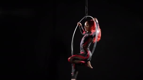 Amplio Tiro Mujer Joven Delgada Traje Negro Rojo Sentado Aro — Vídeo de stock