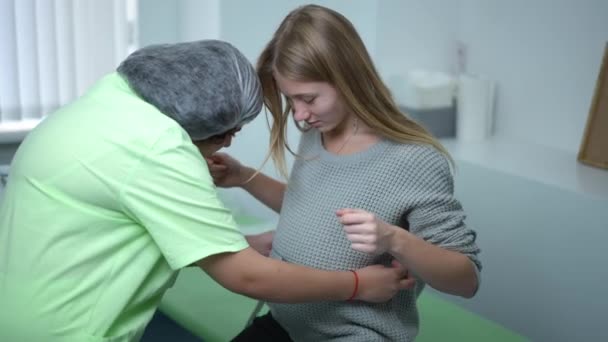 Hastanede Karnını Bant Konuşmalarıyla Ölçen Bir Doğum Uzmanıyla Gülümseyen Genç — Stok video