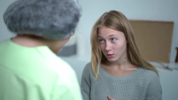 Portret Młodej Zamartwiającej Się Kobiety Ciąży Rozmawiającej Lekarzem Siedzącym Szpitalu — Wideo stockowe