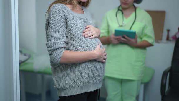 Vista Lateral Joven Mujer Embarazada Irreconocible Acariciando Vientre Con Médico — Vídeos de Stock