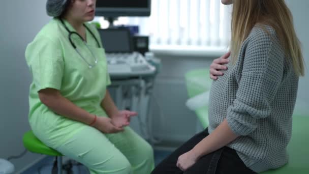 Médecin Flou Parlant Avec Une Patiente Enceinte Méconnaissable Assise Hôpital — Video