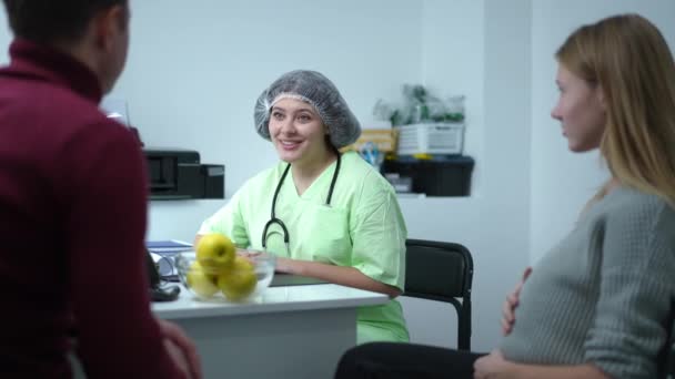 Retrato Ginecólogo Caucásico Sonriente Positivo Hablando Con Pacientes Estrechando Mano — Vídeos de Stock