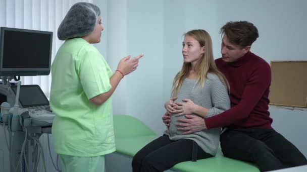 Νεαρή Έγκυος Γυναίκα Σύζυγο Μαθαίνει Αναπνέει Γιατρός Χειρονομώντας Δείχνοντας Άσκηση — Αρχείο Βίντεο