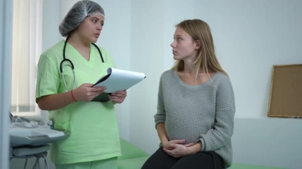 Triste Gynécologue Caucasien Expliquant Les Résultats Des Tests Femme Enceinte — Video
