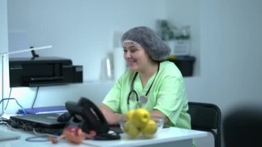 Dost canlısı doktorun yüzü tanınmayan hastalarla tokalaşırken gülümsüyor. Kafkasyalı bir jinekolog hastanenin içinde danışmanlık yapıyor.