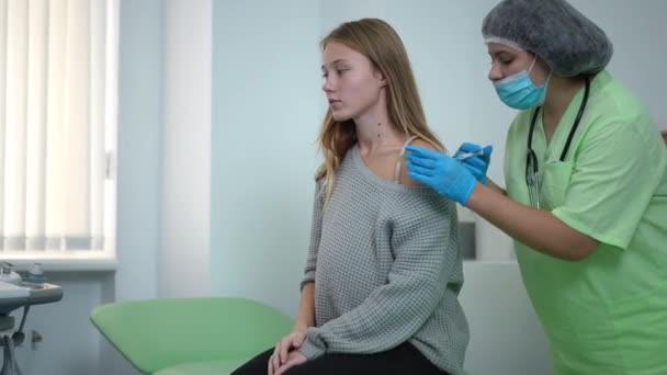 侧视孕妇在医院室内注射Covid 19疫苗 用专业护士注射液在接种中心微笑自信的白种人期望接种疫苗 — 图库视频影像