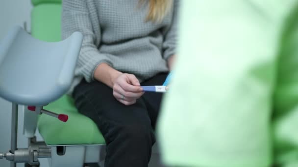 Tanımlanamayan Beyaz Bir Kız Pozitif Hamilelik Testi Ile Hastanede Jinekoloji — Stok video