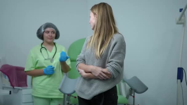 Menina Adolescente Encantadora Olhando Para Trás Ginecologista Olhando Para Câmera — Vídeo de Stock