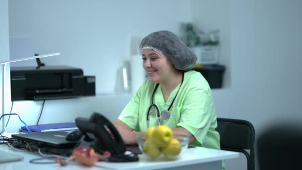 Dost Canlısı Doktorun Yüzü Tanınmayan Hastalarla Tokalaşırken Gülümsüyor Kafkasyalı Bir — Stok video