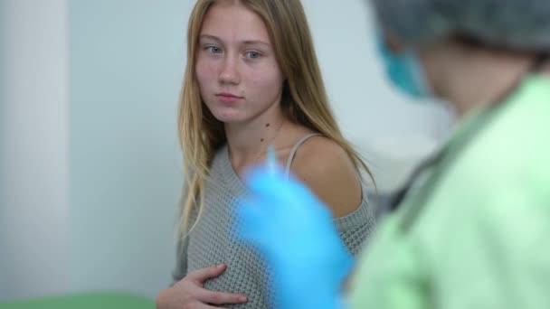 惊慌失措的年轻孕妇摇头 没有看医生用注射器里的头孢病毒疫苗 疫苗中心受惊的白人孕妇的画像 — 图库视频影像