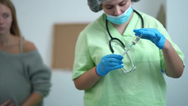 Πορτρέτο Της Σύριγγας Πλήρωσης Αυτοπεποίθηση Νοσηλευτή Διάλυμα Covid Κέντρο Εμβολιασμού — Αρχείο Βίντεο