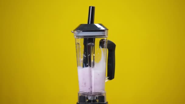 Blender Sarı Arka Planda Blender Sütü Böğürtlenlerle Karıştırıyor Lezzetli Tatlı — Stok video