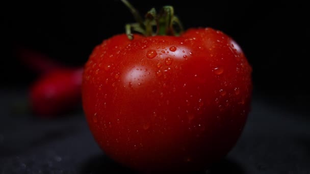 Tomat Merah Bergulir Memukul Sayuran Meninggalkan Makanan Matang Organik Close — Stok Video