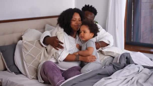 Amoroso Afro Americano Jovem Marido Abraçando Esposa Grávida Falando Com — Vídeo de Stock