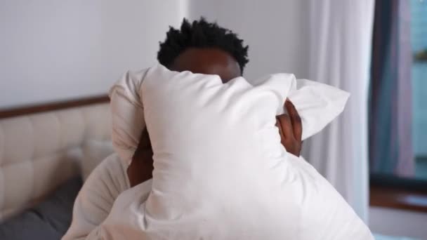 Uomo Afroamericano Sorridente Che Sente Odore Cuscino Fresco Pulito Seduto — Video Stock