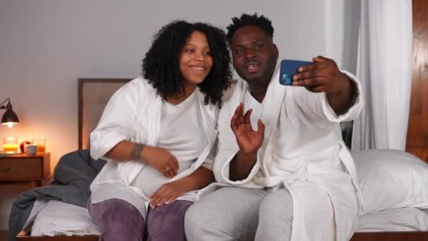 Ein Positiver Afroamerikanischer Mann Und Eine Schwangere Frau Winken Smartphone — Stockvideo