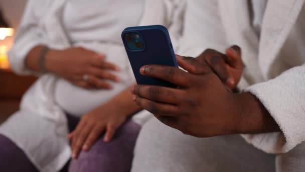 Smartphone Close Mãos Jovem Gesticulando Com Mulher Grávida Borrada Sentada — Vídeo de Stock