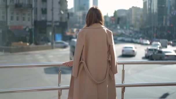 Стильна Брюнетка Струнка Жінка Модному Бежевому Пальто Стоїть Міській Вулиці — стокове відео
