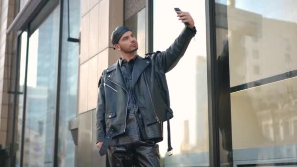 Kentin Açık Sokağında Duran Akıllı Telefondan Selfie Çeken Kendine Güvenen — Stok video