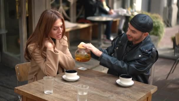 Positive Junge Kaukasische Frau Sitzt Straßencafé Während Ihr Schwuler Freund — Stockvideo