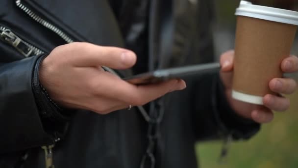 Primer Plano Smartphone Mano Del Joven Hombre Caucásico Desplazándose Por — Vídeo de stock