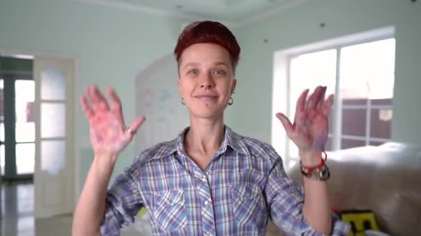 Orta Ölçekli Neşeli Suratını Buruşturan Parmaklarını Kaldırıp Kameraya Bakan Bir — Stok video