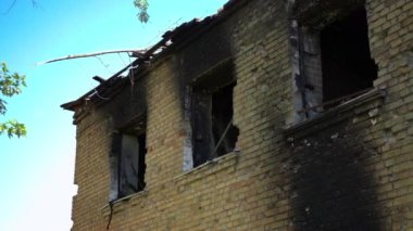 Yakın plan, Kyiv 'de cam olmadan bombalanmış pencereler. Ukrayna 'nın başkentinin banliyösünde yıkılmış bir bina. Savaş bölgesi