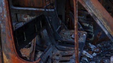 Ukrayna 'nın savaş bölgesinde, otomobil çöplüğünde iç kısımları yanmış. Yıkılmış araçtan arta kalanların yakın çekimi