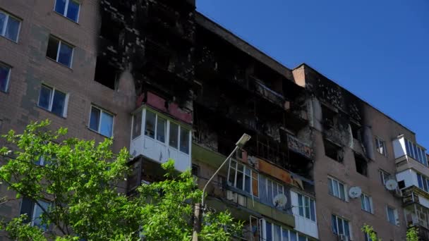 Kyiv Ukrayna Bombalanmış Bir Binada Yanmış Katlar Güneşli Bir Yaz — Stok video