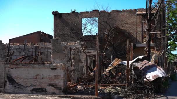 Szeroki Strzał Ruiny Zbombardowanego Domu Słońcu Zewnątrz Zniszczony Opuszczony Dom — Wideo stockowe