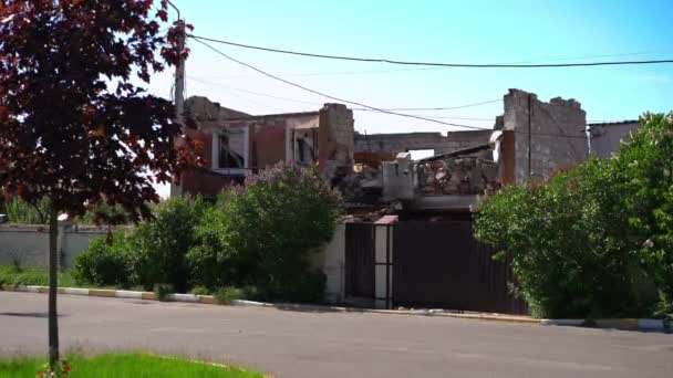 Suburban Road Kyiv Ukraine Bombed Ruined House Street Wide Shot — Stockvideo