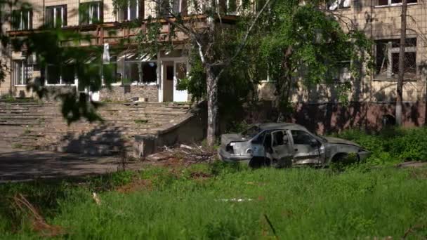 在乌克兰基辅被毁建筑被摧毁的汽车上有弹孔 在室外大口径被遗弃的汽车和轰炸多层房屋 — 图库视频影像