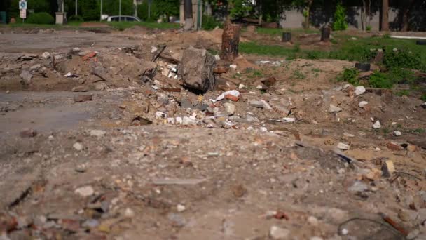 Cegły Pniaki Zewnątrz Miejscu Bombardowania Zewnątrz Zniszczona Ukraińska Ziemia Letni — Wideo stockowe