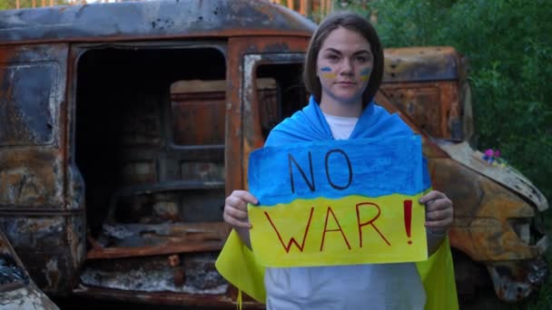 Πορτρέτο Της Νεαρής Λυπημένης Γυναίκας Χωρίς Πλακάτ Πολέμου Στέκεται Χωματερή — Αρχείο Βίντεο