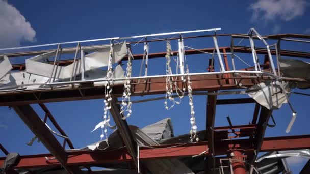 Κάτω Άποψη Καταστράφηκε Οροφή Βενζινάδικου Στο Παρασκήνιο Του Μπλε Καλοκαιρινού — Αρχείο Βίντεο