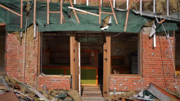 Bombardierte Hauseingänge Freien Ohne Menschen Frontansicht Eines Zerstörten Verlassenen Hauses — Stockvideo