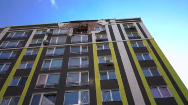 Kırık camlı modern çok katlı binanın alt açısı. Ukrayna 'daki harabe evler bombalandı.