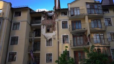 Kyiv Ukrayna 'da yıkık dökük daireleri olan çok katlı bir binayı bombaladı. Savaş bölgesindeki yıkık dökük evlerin geniş açılı görüntüsü. Askeri işgal ve savunma kavramı