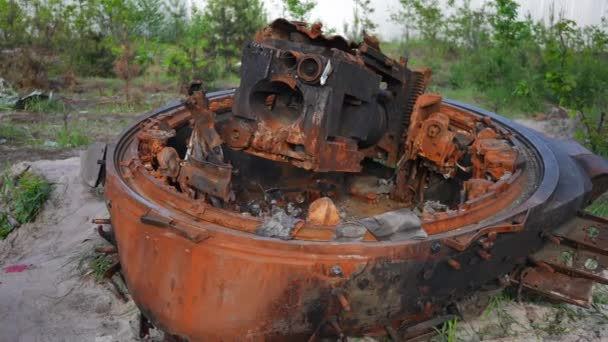 우크라이나 실외에 탱크의 해치를 클로즈업하여 불태웠다 목초지에서 적군의 차량을 파괴했습니다 — 비디오