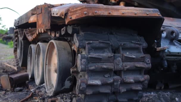 Знищення Танкової Гусениці Відкритому Повітрі Передмісті Києва Знищений Військовий Автомобіль — стокове відео